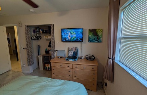 Largo House | Introverts Paradise! Central Largo and Pinellas! 15 mins to beaches!