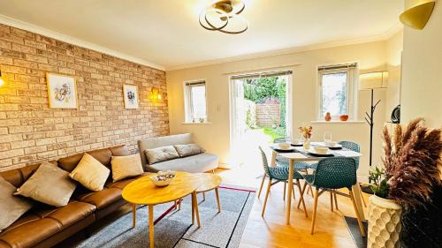 Ascot House | Inviting 2 Bed Guest House steps away from Ascot Racecourse 3 mins drive, 5 mins to Legoland, 12 mins to Windsor Castle Perfect for families & racegoers alike