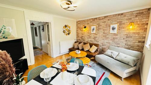 Ascot House | Inviting 2 Bed Guest House steps away from Ascot Racecourse 3 mins drive, 5 mins to Legoland, 12 mins to Windsor Castle Perfect for families & racegoers alike