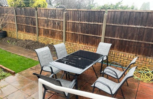 Pinkwell Apartment | Inviting Apartment in Hayes with Garden & Parking