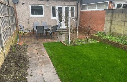 Pinkwell Apartment | Inviting Apartment in Hayes with Garden & Parking