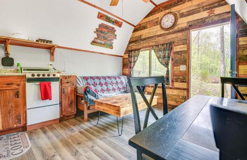 Vulcan House | Inviting Des Arc Cabin with Fire Pit and Deck!
