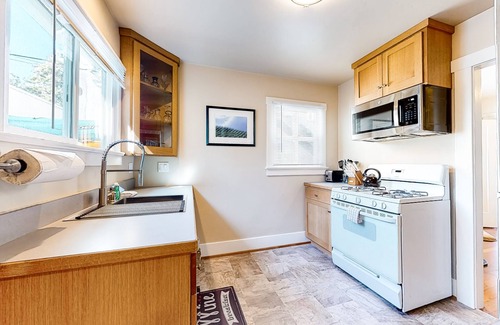 Beach Hill - Beach Flats House | Inviting retreat near Monterey Bay & San Lorenzo River w/full kitchen & WiFi