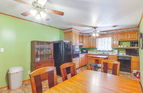 Vicksburg House | Inviting Vicksburg Home w/Patio + Charcoal Grill!