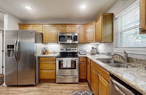Bella Vista House | Inviting woodland retreat with direct trail access and outdoor living space
