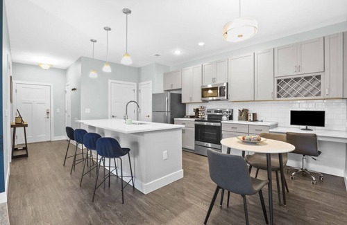 Westfield Apartment | IRIE Living-Homey Suite Grand Park+King Bed +Pool