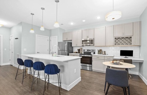 Westfield Apartment | IRIE Living-Homey Suite Grand Park+King Bed +Pool