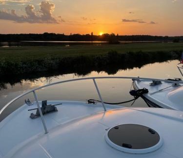La Collancelle Boat Rental | Iris, bateau douillet