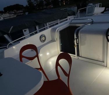 La Collancelle Boat Rental | Iris, bateau douillet
