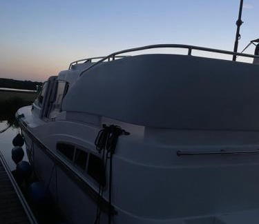 La Collancelle Boat Rental | Iris, bateau douillet
