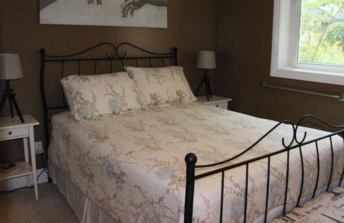 Georgetown House | Iris's Place, Georgetown 1st floor Apartment, close to train station to Toronto