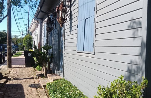Irish Channel Cottage | Irish channel gem, one block off Magazine Street, 40%off month long stays