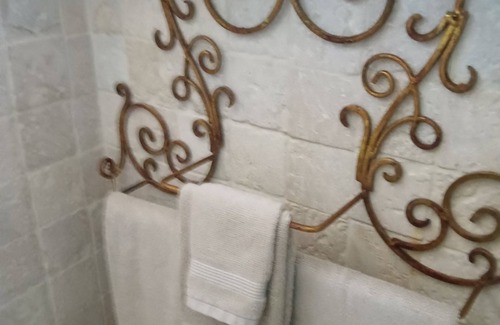 Irish Channel Cottage | Irish channel gem, one block off Magazine Street, 40%off month long stays