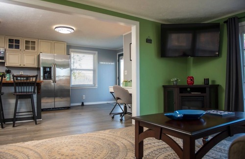 Clarksville Cottage | Iron Gate Lakefront Getaway