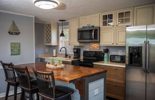 Clarksville Cottage | Iron Gate Lakefront Getaway