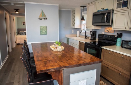 Clarksville Cottage | Iron Gate Lakefront Getaway