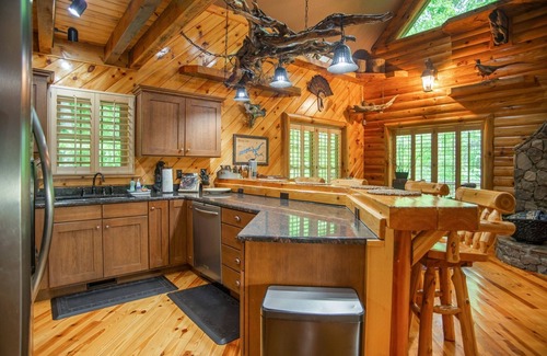 Butler Cabin | Iron Mountain Lodge - Beautiful Cabin with New Hot Tub & Views of Forests and Mountains! by RedAwning