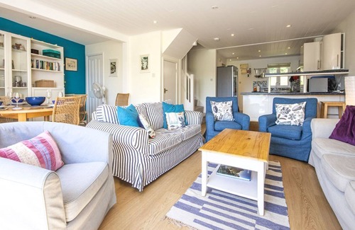 South Cerney House | Isis Lakes 40, Casa Angela (P)
