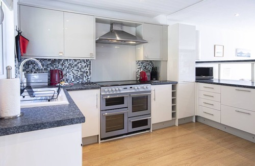 South Cerney House | Isis Lakes 40, Casa Angela (P)