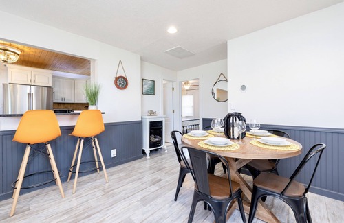 Lakeview Cottage | Island Cottage w/Pool Table & Walking distance to Cranberry!