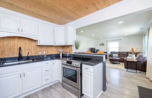 Lakeview Cottage | Island Cottage w/Pool Table & Walking distance to Cranberry!