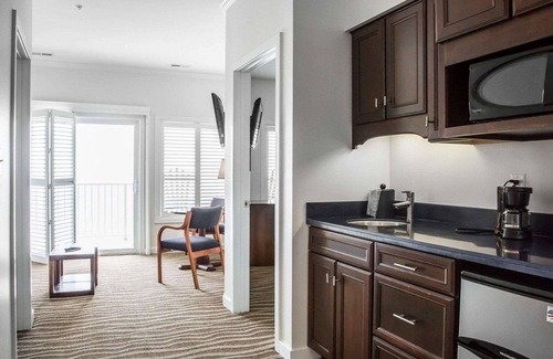 Piney Point Hotel | Island Inn & Suites, an Ascend Collection Hotel