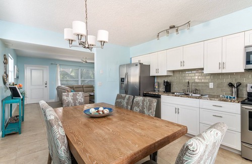 Palm Beach Shores Condo | ⭐Island Oasis!⭐Singer Island 2/2⭐Huge Pool+Spa