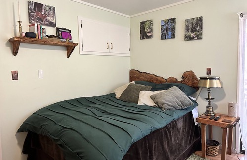 Pender Island Bed & Breakfast | Island paradise with private hot tub - pet friendly & breakfast included!