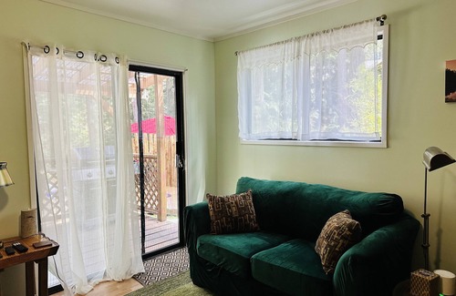 Pender Island Bed & Breakfast | Island paradise with private hot tub - pet friendly & breakfast included!