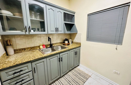 West Gate Hills Apartment | Island Paradise Too - Gated/Secure/Transportation Available