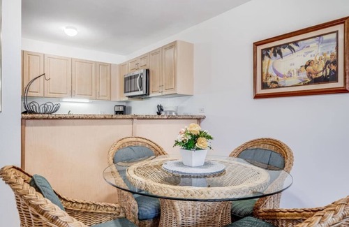 Kihei Condo | Island Style Suite w/Kitchen Upgrades, WiFi, Lanai w/Lawn Access–Kamaole Sands 4113
