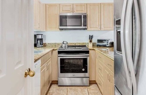 Kihei Condo | Island Style Suite w/Kitchen Upgrades, WiFi, Lanai w/Lawn Access–Kamaole Sands 4113