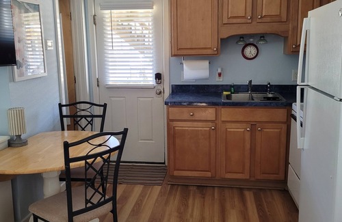 Hatteras Cottage | Island Time is an enchanting oceanfront cottage perfect for couples