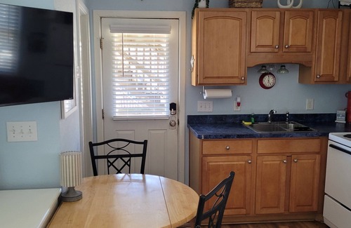 Hatteras Cottage | Island Time is an enchanting oceanfront cottage perfect for couples