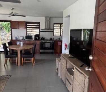 Port Vila House | Island Unit in Pango - Surfhouse