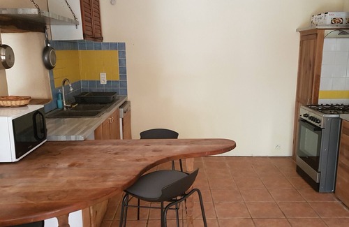 Salles-la-Source House | Isolated house set in vineyards and woods
