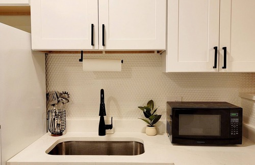 Truxton Circle Apartment | It's a 10! Chic 1-bedroom located 10 mins from everywhere you want to be in DC