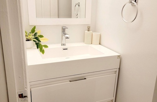 Truxton Circle Apartment | It's a 10! Chic 1-bedroom located 10 mins from everywhere you want to be in DC