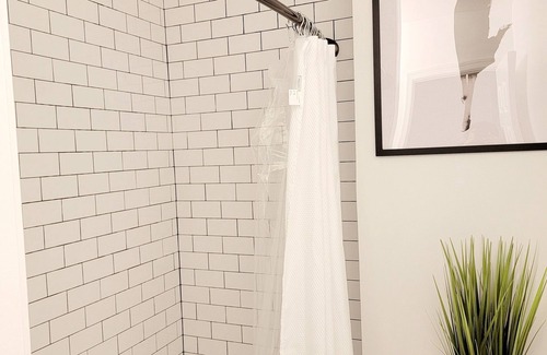 Truxton Circle Apartment | It's a 10! Chic 1-bedroom located 10 mins from everywhere you want to be in DC