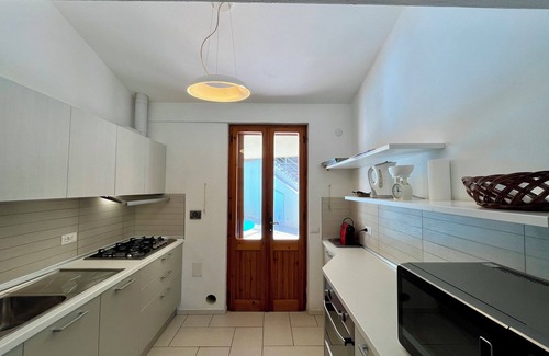 Torre delle Stelle House | Bouganville 2 Bagni con box Doccia, 3 Camere da Letto, Cucinino Separato