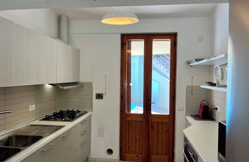 Torre delle Stelle House | Bouganville 2 Bagni con box Doccia, 3 Camere da Letto, Cucinino Separato