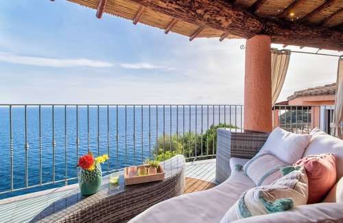 Torre delle Stelle Villa | Villa Patty with infinity pool in front of the sea, parking and wifi