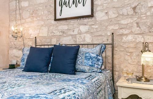 Fredericksburg Hotel | Itz Inn Back Courtyard Suite | Sleeps 2 | Next to Hondo's On Main Street