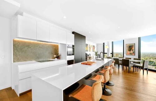 Heidelberg Heights Apartment | Ivanhoe Penthouse - Masterpiece w/parking + views