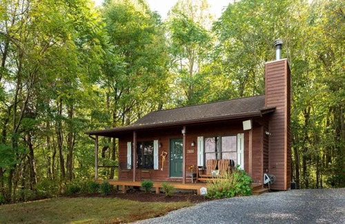 Steeles Tavern Cabin | Ivy Cabin, Hot tub and on site Spa!
