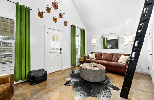 Dripping Springs Cottage | 'Ivy Cottage' - Hill Country Views at Allegro!