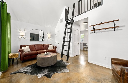 Dripping Springs Cottage | 'Ivy Cottage' - Hill Country Views at Allegro!