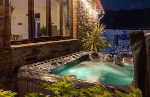 North Cornelly Cottage | Ivy Cottage - sleeps 5 guests in 2 bedrooms