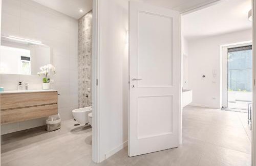 Latina Apartment | IVY - Golden