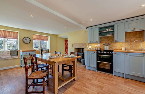 Elkstone Cottage | Ivycroft Cottage - a cottage that sleeps 6 guests in 3 bedrooms